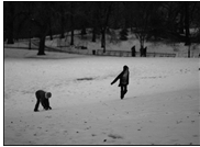 niños jugando nieve